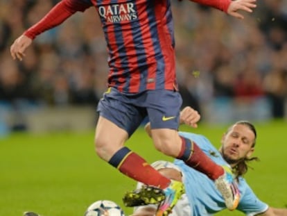 Demichelis derriba a Messi.