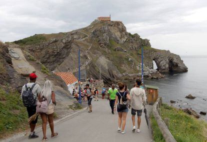 Visitantes en San Juan de Gaztelugatxe.