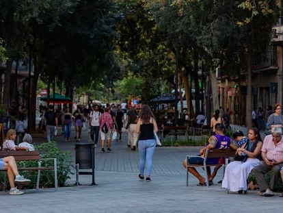 Varias personas pasean este jueves por la calle Consell de Cent de Barcelona, calle peatonalizada dentro de un proyecto de supermanzanas.