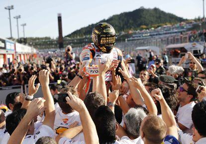 Marc Márquez celebra la victoria con su equipo en Japón.