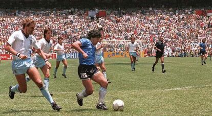 Maradona, antes de meter el segundo gol contra Inglaterra en el mundial de México 86.