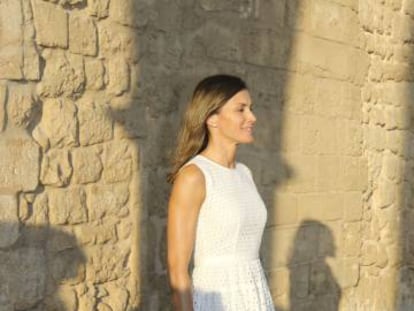 La reina Letizia, con un vestido de Hugo Boss, durante el posado de la familia real en el Palacio de la Almudaina (Mallorca).