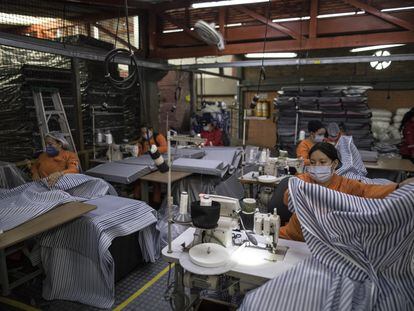 Un grupo de empleadas corta tela en una fábrica de textiles en Soacha (Colombia).