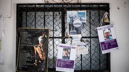 Carteles de búsqueda de personas desaparecidas.
