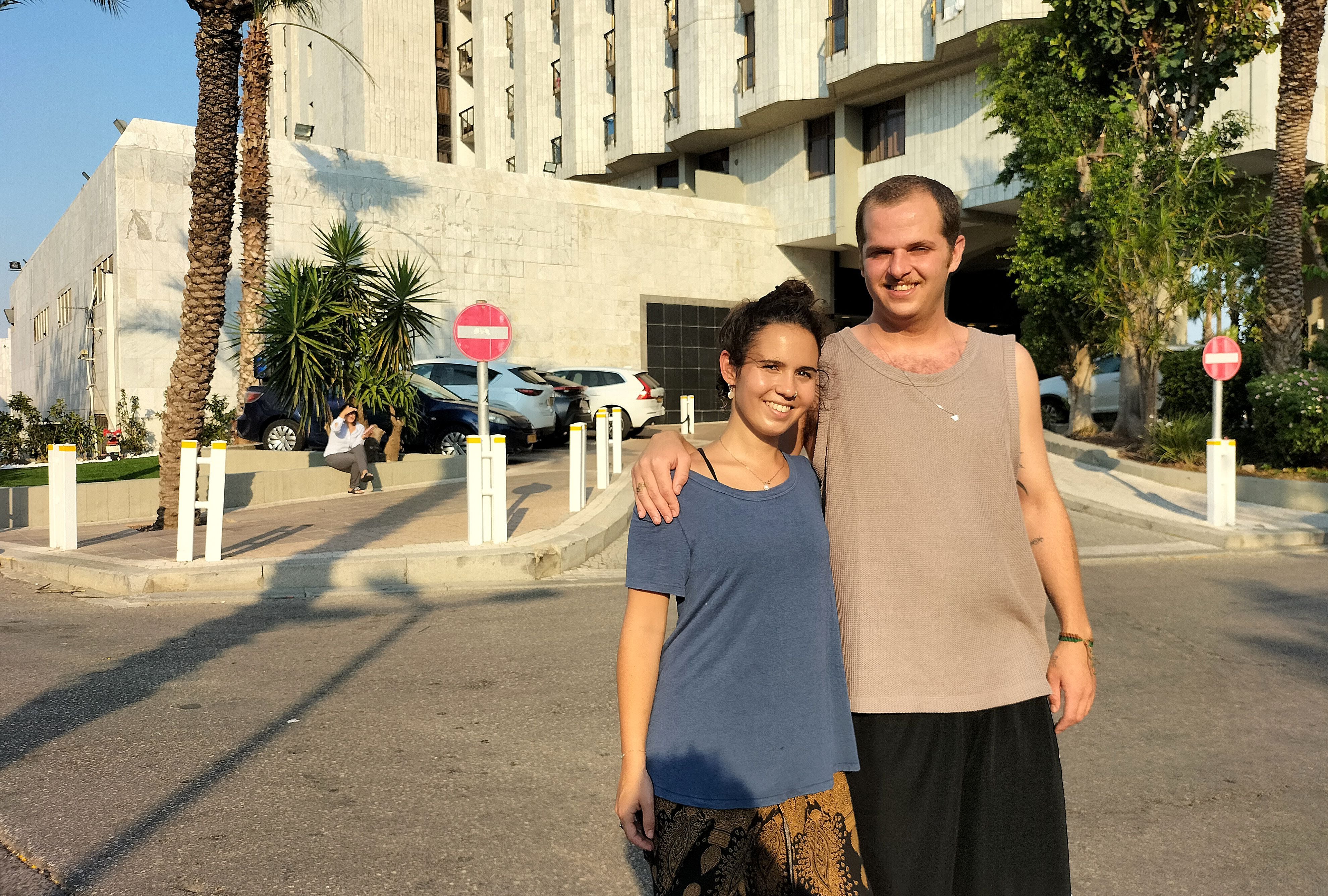 Yamit Bar e Enosh Katz, em frente ao hotel da cidade de Tiberíades para onde são evacuados do Kibutz Baram, localizado a 300 metros da fronteira com o Líbano, esta quarta-feira.
