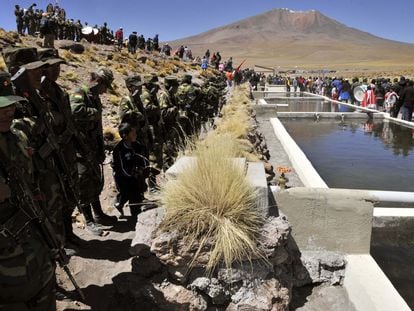 Un grupo de militares bolivianos monta guardia frente a un cauce del río Silala, en la frontera entre Bolivia y Chile, durante un acto en marzo de 2013.