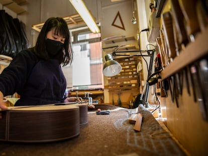 Yunah Park, lutier en el taller de guitarras Ángel Benito Aguado, ubicada en el barrio madrileño de Malasaña.