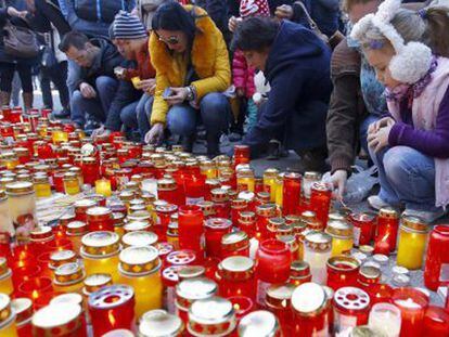 Velas en Bucarest ante la discoteca incendiada. / R. GHEMENT (EFE)