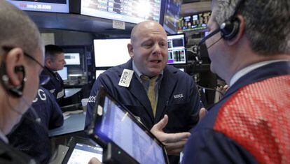 Un grupo de &#039;traders&#039; en Wall Street.