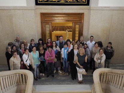 José Ramón Gómez Besteiro (en el centro) con las trabajadoras del servicio de limpieza.