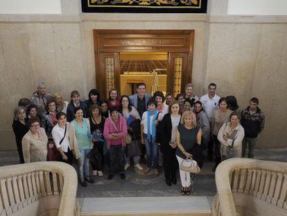 Jos&eacute; Ram&oacute;n G&oacute;mez Besteiro (en el centro) con las trabajadoras del servicio de limpieza.