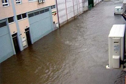 Una de las calles del polígono industrial Prado Overa, de Leganés, anegada de agua tras la tormenta.