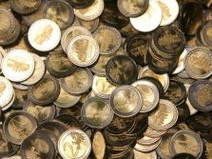 En la imagen, monedas de dos euros reci&eacute;n acu&ntilde;adas en el Staatliche Muenze en Berl&iacute;n (Alemania). 