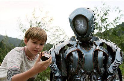 Will Robinson (Maxwell Jenkins) junto a su inseparable robot en una escena del remake de la serie televisiva de los 60, 'Lost in Space'