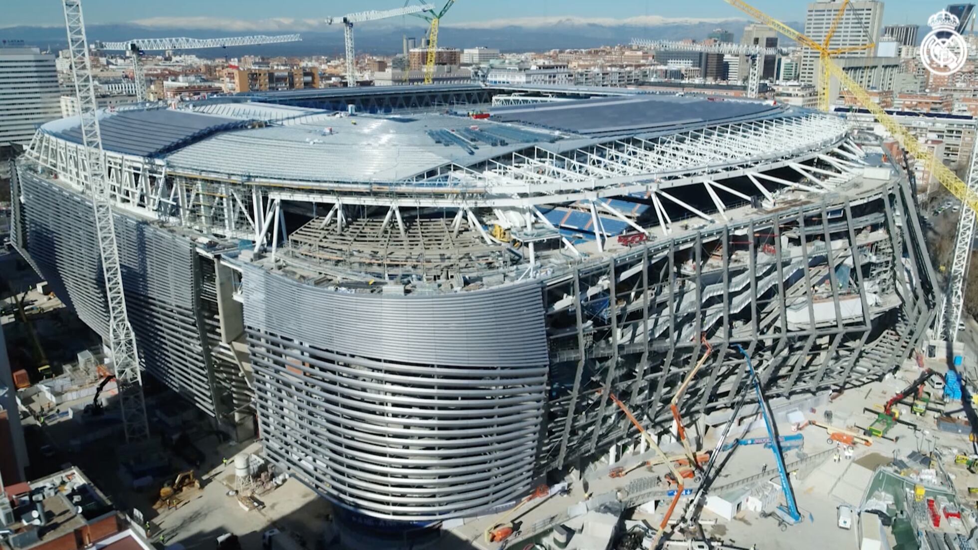 El estadio Santiago Bernabéu, en donde juega el Real Madrid, cuenta con un  césped retractil, tras su remodelación