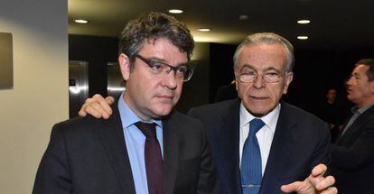 El ministro de Energía, Álvaro Nadal, y el de Gas Natural Fenosa, Isidro Fainé, el pasado lunes en Barcelona.