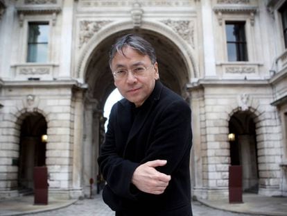 El escritor Kazuo Ishiguro, en el patio del Royal Academy of Arts, en Picadilly, Londres.