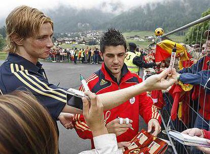 Fernando Torres y Villa firman autógrafos a los aficionados españoles en Neustift.