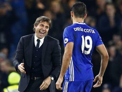 Antonio Conte y Diego Costa se saludan tras el triunfo del Chelsea frente al Stoke City el pasado d&iacute;a 31.