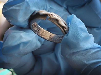 El anillo encontrado dentro de la mochila roja recuperada en el Mediterráneo por el 'Open Arms' con el grabado de la pareja migrante: Ahmed (corazón) Doudou.