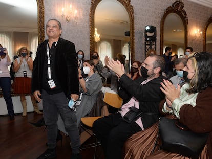 El director indio Pan Nalin, tras ganar este sábado la Espiga de Oro de la 66ª Semana Internacional de Cine de Valladolid por su película "Last Film Show".