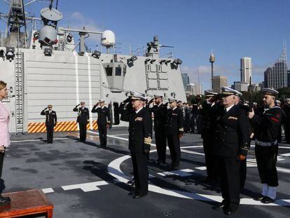 La ministra espa&ntilde;ola de Defensa, Mar&iacute;a Dolores de Cospedal, en una visita a una fragata espa&ntilde;ola desplegada en Australia.