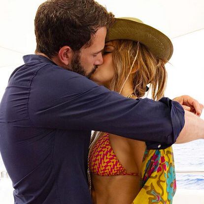 Jennifer Lopez ha compartido en Instagram la imagen que confirma la relación.
