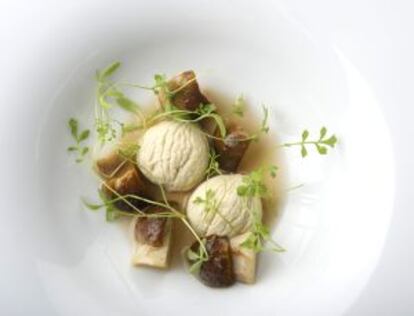 'Boletus edulis' con castañas de 'foie' y berro de prado, uno de los platos del restaurante La Botica, en Matapozuelos (Valladolid).