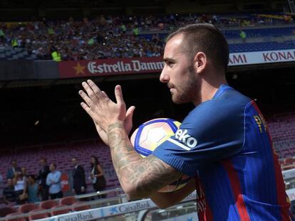 Alcacer durante su presentación con el Barcelona. Foto: AFP / Vídeo: Atlas.