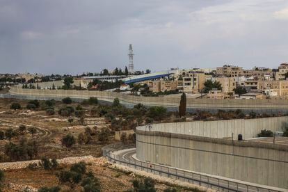 El trazado del muro vino en gran medida marcado por la ubicación de los asentamientos ilegales en Cisjordania, donde viven en torno a medio millón de colonos israelíes.