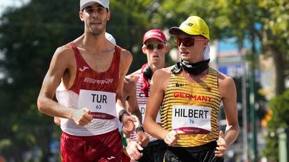 Marc Tur, a la izquierda, durante la prueba de los 50 kilómetros marcha de Tokio 2020, donde terminó cuarto, el pasado mes de agosto.