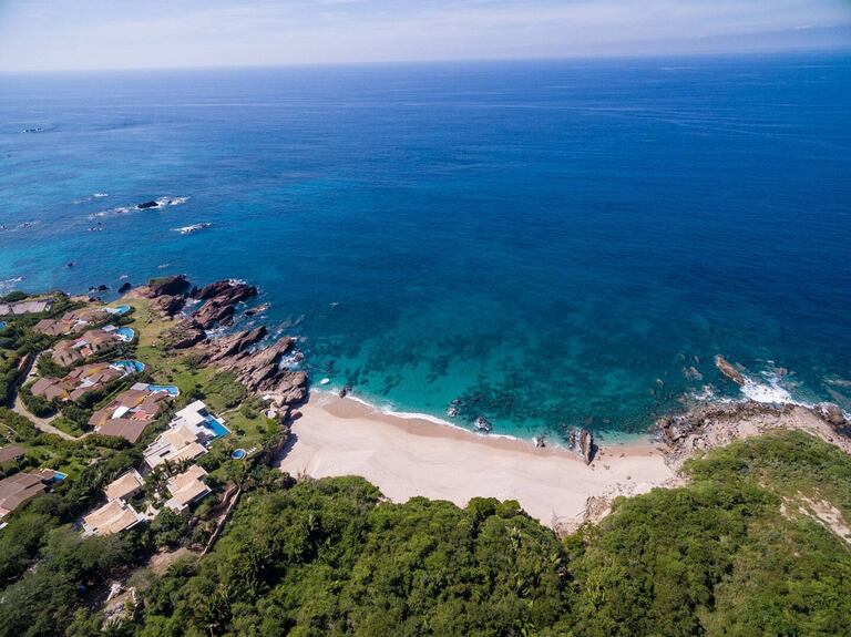 Vista aérea de Punta Mita, una península privada con dos hoteles de lujo y un complejo de villas solo accesibles para el 1% de entre los ricos.