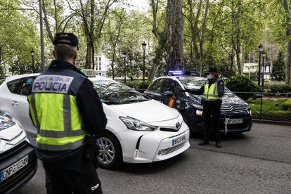 Agentes de la Policía Municipal realizan un control de tráfico en el madrileño Paseo del Prado.