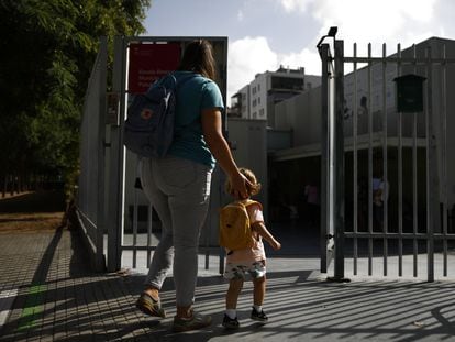 Una dona i un infant entren a una escola de Barcelona