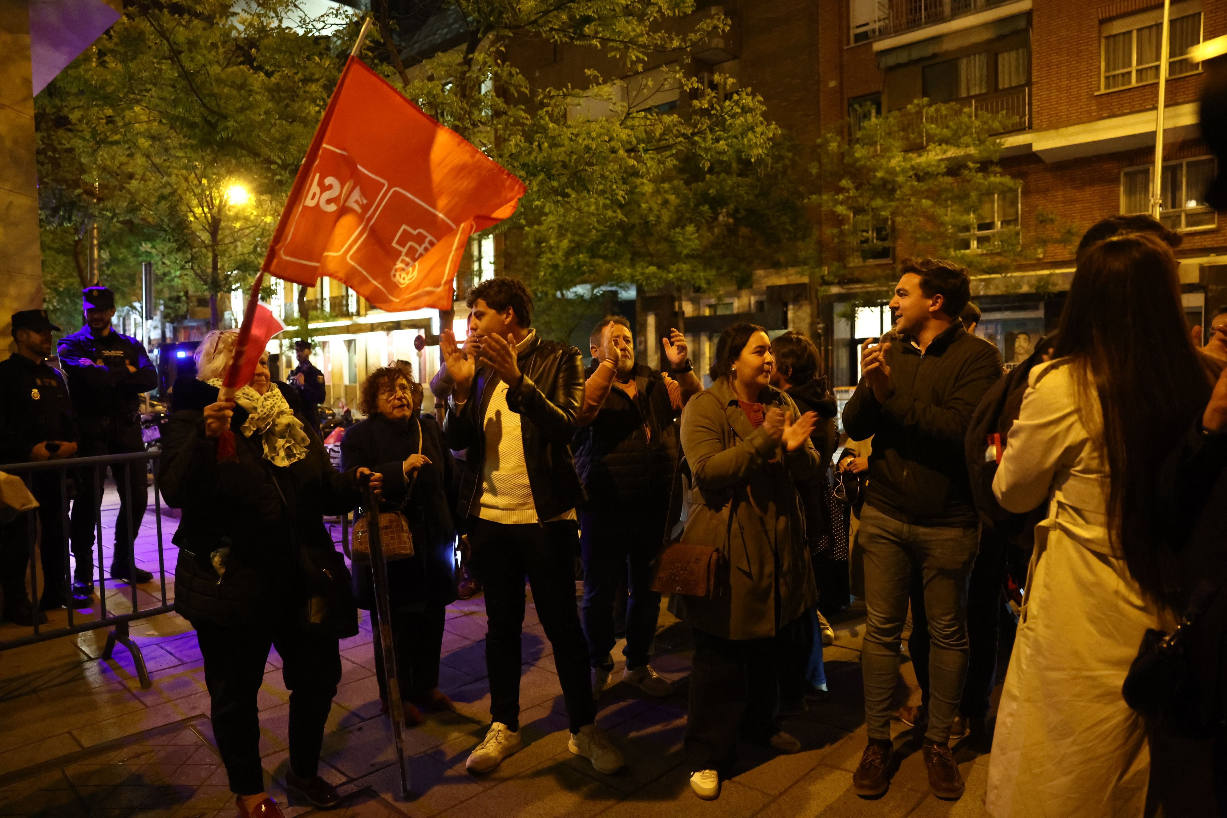 Manifestación en Ferraz en apoyo a Sánchez.