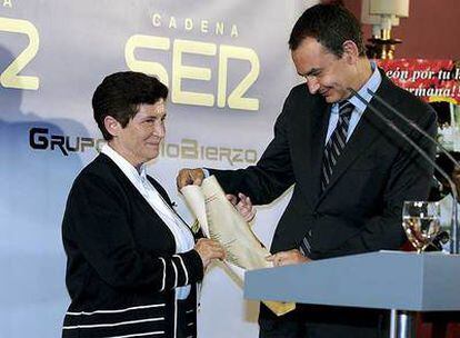 Zapatero, ayer, durante la entrega a la misionera Obdulina Fernández del premio a Leonesa del año 2007, por su labor social en Guatemala.