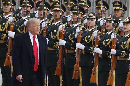 Donald Trump es recibido por la Guardia de Honor china en Pekín (China) el 9 de noviembre de 2017.