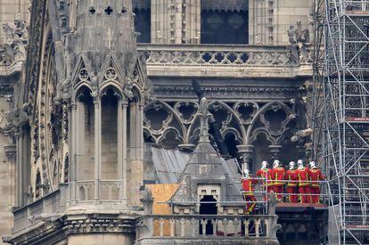 El presidente del Parlamento Europeo, Antonio Tajani, ha propuesto este martes a los eurodiputados que donen su sueldo del día para contribuir a la reconstrucción de la catedral de Notre Dame. En la apertura de la sesión, Tajani se ha referido al templo de Notre Dame como "la primera catedral de su vida" y ha afirmado que el corazón de todos está "herido" tras los sucesos de anoche en París.