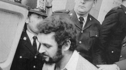 El 'destripador de Yorkshire', Peter Sutcliffe, sale de un tribunal en Londres, el 14 de abril de 1983.