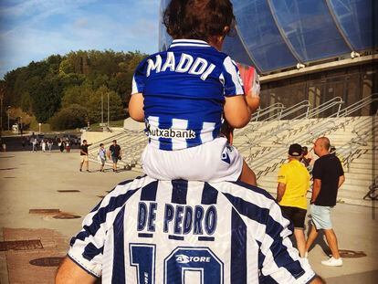 Mikel Lizarazu, fan de la Real Sociedad, con su hija Maddi en el estadio Reale Arena.