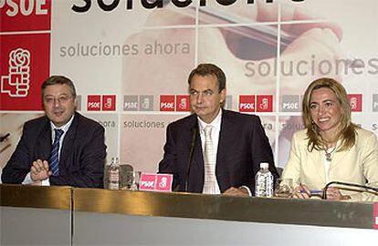 Zapatero, con Chacón y Blanco, durante la presentación esta mañana de la campaña <i>Ofensiva Ciudadana</i>.