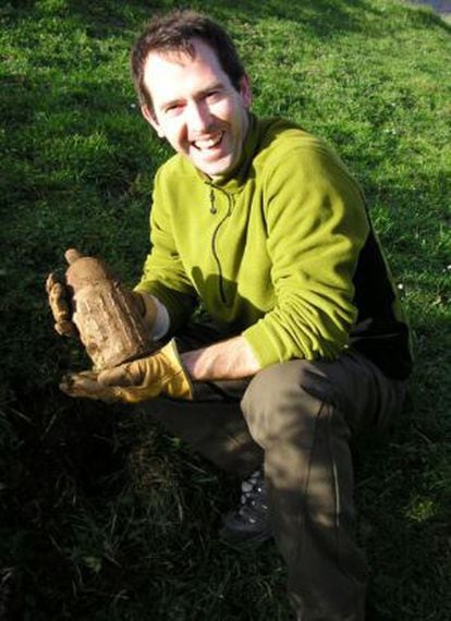 Alfredo Irusta muestra un arma antigua encontrada en el campo.
