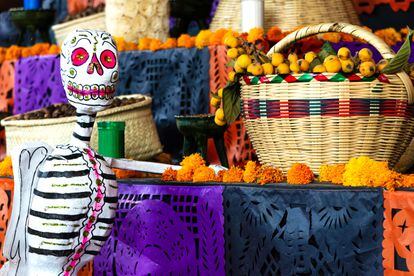 Imagen de una efigie de papel maché en un altar público que celebra el Día de los Muertos en el centro histórico de Oaxaca, México.