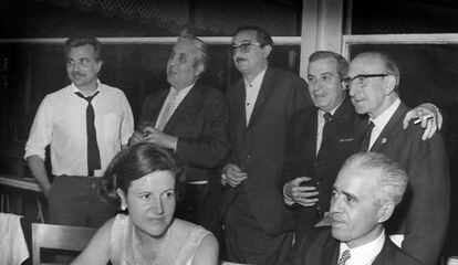 Homenatge a Joan Fuster l&#039;any 1968 en el resturant La Pepica. D&#039;esquerra a dreta, Ricard Zamorano, Gon&ccedil;al Castell&oacute;, Joan Fuster, Ricard Blasco, Enric Soler i Godes i Joaqu&iacute;n Maldonado.