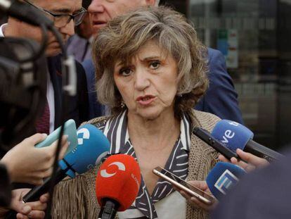En foto, la ministra de Sanidad, en funciones, María Luisa Carcedo, este lunes en Oviedo. En vídeo, declaraciones de María Luisa Carcedo sobre el brote de listeriosis.