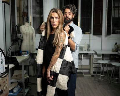 Moisés Nieto le prueba un abrigo bicolor de pelo a Mía 'La huesito', durante el 'fitting' en su taller. 