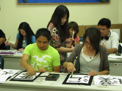 Un grupo de mexicanos aprende caligraf&iacute;a japonesa. 