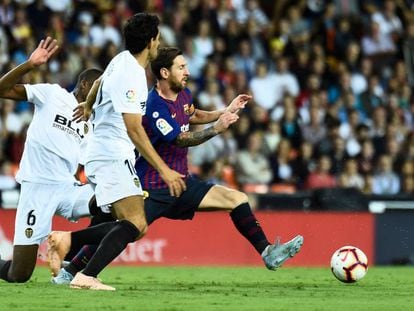 Messi, ante Kondogbia y Parejo.