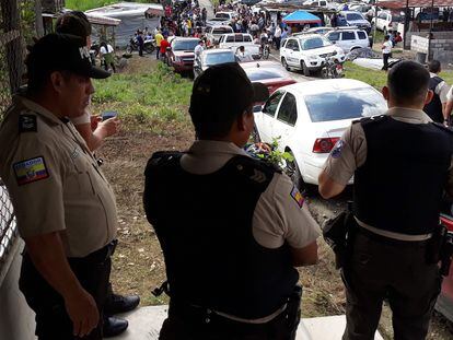 Police remain outside the Bella Vista prison after a riot, in Santo Domingo de los Tsachilas, Ecuador, on May 9, 2022. - At least two inmates were killed and five wounded in a riot at a prison in central Ecuador, Interior Minister Patricio Carrillo informed on Monday. (Photo by Juan Carlos P�rez / AFP)