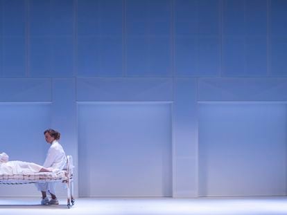 Lola Herrera, Lola Baldrich y Ana Labordeta en una escena de la obra 'Adictos', en el Teatro Reina Victoria de Madrid.